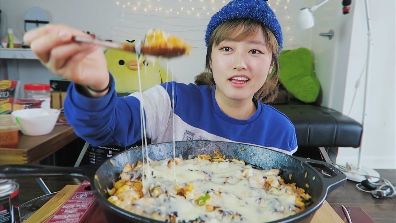 Chica Coreana vive de comer y grabarse