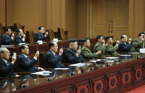 Kim jon un y varios votando en la asamblea de corea del norte