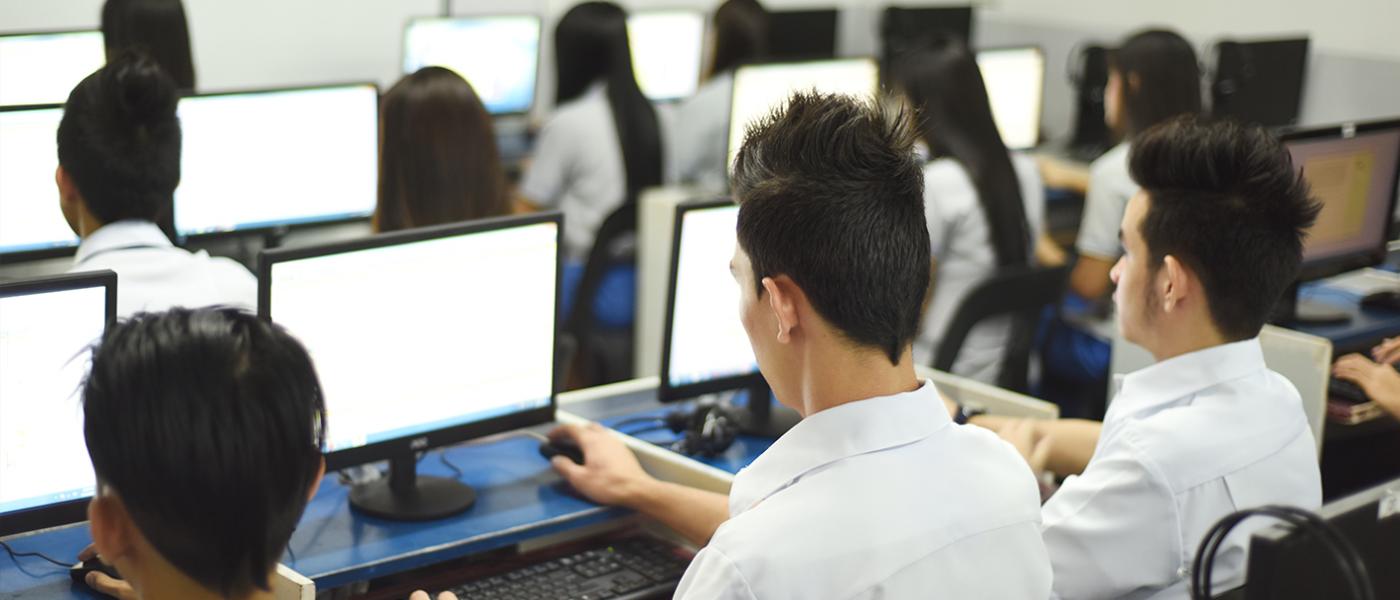 coreanos trabajando con ordenadores