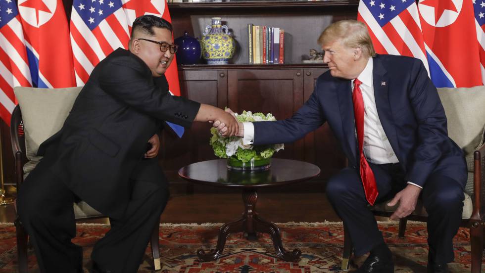 Kim jon un y Donald Trump dandose la mano
