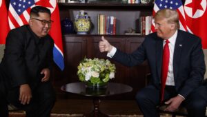 Donald Trum haciendole el gesto de "ok" a Kim Jong un en su historico encuentro.
