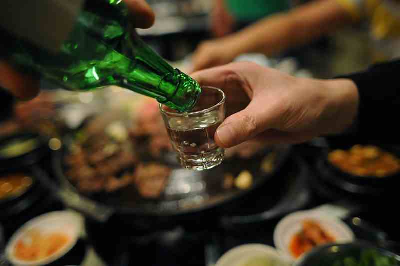 como beber soju coreano