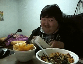 gordo asiatico con comida