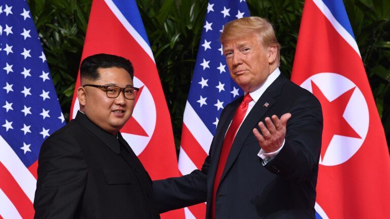 Donald Trump y Kim Jong-Un se reúnen por primera vez.