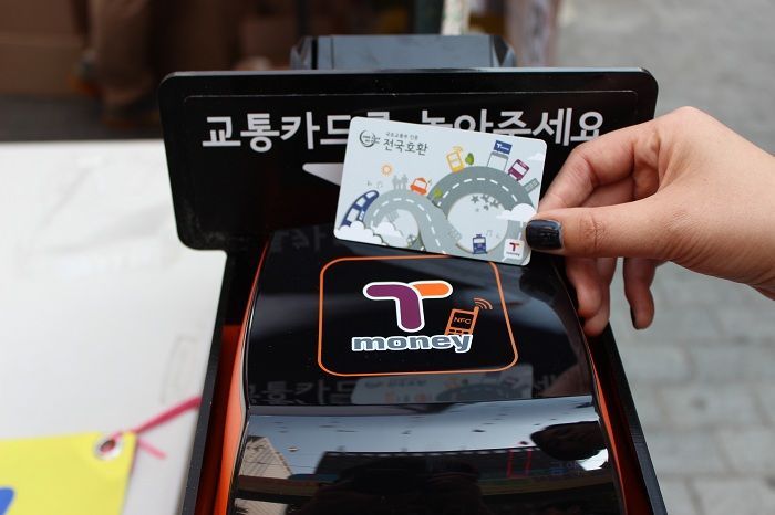 Pagar y sacar dinero en Corea<br />

